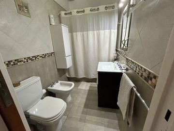 Casa 5 ambientes en venta en Merlo con pileta.