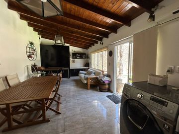 Casa 5 ambientes en venta en Merlo con pileta.
