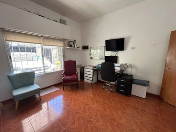 Casa 5 ambientes en venta en Merlo con pileta.