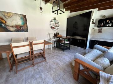 Casa 5 ambientes en venta en Merlo con pileta.