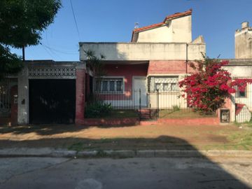 VENTA CASA  3 AMB EN BERNAL CON COCHERA DOBLE