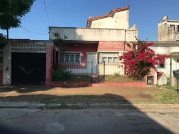 VENTA CASA  3 AMB EN BERNAL CON COCHERA DOBLE