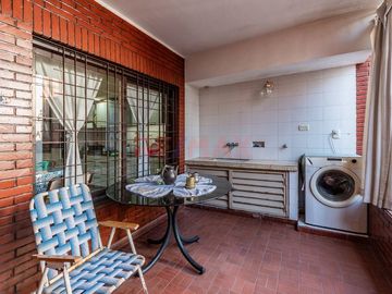 CASA DE 5 AMB. C/JARDÍN, QUINCHO Y PARRILLA FLORES