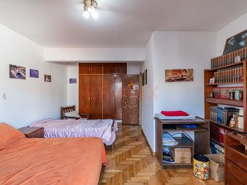 CASA DE 5 AMB. C/JARDÍN, QUINCHO Y PARRILLA FLORES