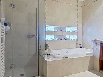 Increible casa 4 ambientes en Varela