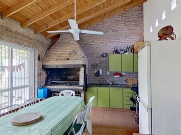 Increible casa 4 ambientes en Varela