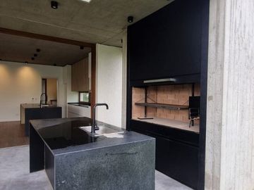 VENTA CASA 5AMB c/DEP LOTE INTERNO CARPINCHOS