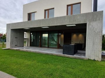 VENTA CASA 5AMB c/DEP LOTE INTERNO CARPINCHOS