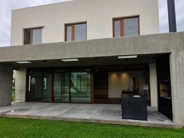 VENTA CASA 5AMB c/DEP LOTE INTERNO CARPINCHOS