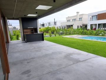 VENTA CASA 5AMB c/DEP LOTE INTERNO CARPINCHOS