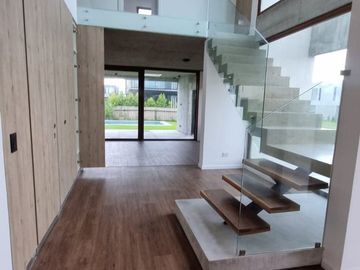 VENTA CASA 5AMB c/DEP LOTE INTERNO CARPINCHOS