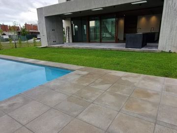VENTA CASA 5AMB c/DEP LOTE INTERNO CARPINCHOS
