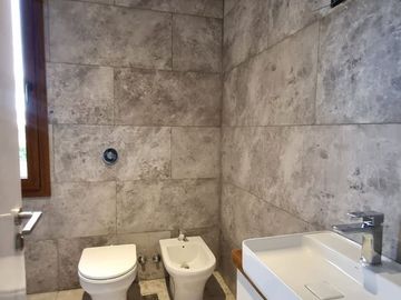 VENTA CASA 5AMB c/DEP LOTE INTERNO CARPINCHOS