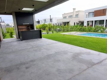 VENTA CASA 5AMB c/DEP LOTE INTERNO CARPINCHOS