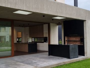 VENTA CASA 5AMB c/DEP LOTE INTERNO CARPINCHOS