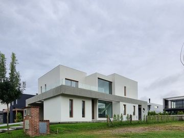 VENTA CASA 5AMB c/DEP LOTE INTERNO CARPINCHOS