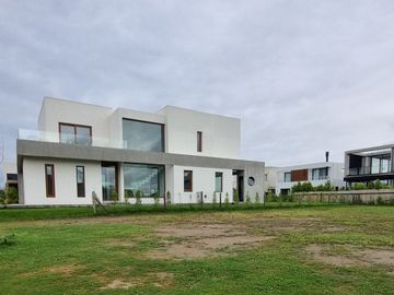 VENTA CASA 5AMB c/DEP LOTE INTERNO CARPINCHOS