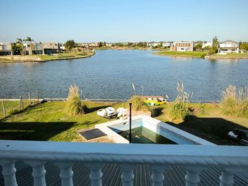 VENTA CASA FRENTE AL LAGO EN  BARRIO SAN SEBASTIAN