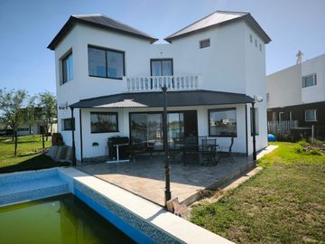 VENTA CASA FRENTE AL LAGO EN  BARRIO SAN SEBASTIAN