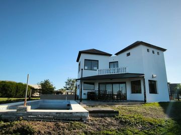 VENTA CASA FRENTE AL LAGO EN  BARRIO SAN SEBASTIAN