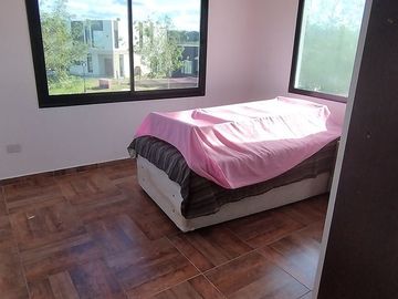 VENTA CASA FRENTE AL LAGO EN  BARRIO SAN SEBASTIAN