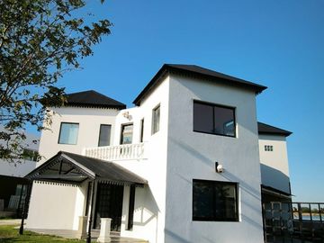 VENTA CASA FRENTE AL LAGO EN  BARRIO SAN SEBASTIAN