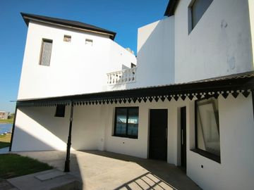 VENTA CASA FRENTE AL LAGO EN  BARRIO SAN SEBASTIAN