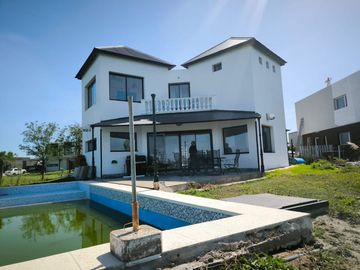 VENTA CASA FRENTE AL LAGO EN  BARRIO SAN SEBASTIAN