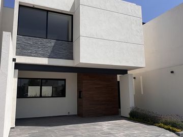 CASA EN FRACC. ALTO LAGO FRENTE A AREA VERDE