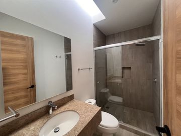 CASA EN FRACC. ALTO LAGO FRENTE A AREA VERDE