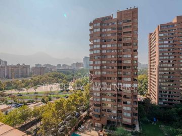 Parque Araucano/Departamento de categoría, renovado y con vista consolidada/3D/3B