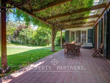 Hermosa casa en zona residencial con gran jardín formado y piscina