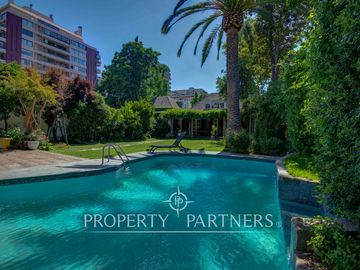 Hermosa casa en zona residencial con gran jardín formado y piscina
