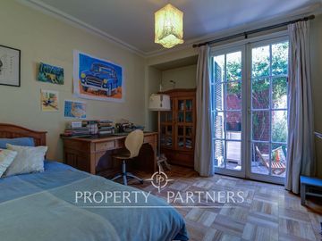 Hermosa casa en zona residencial con gran jardín formado y piscina