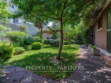 Hermosa casa en zona residencial con gran jardín formado y piscina