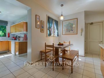 Hermosa casa en zona residencial con gran jardín formado y piscina