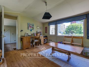 Hermosa casa en zona residencial con gran jardín formado y piscina