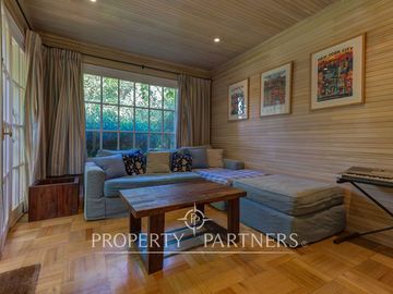 Hermosa casa en zona residencial con gran jardín formado y piscina