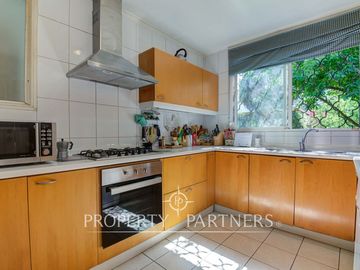Hermosa casa en zona residencial con gran jardín formado y piscina