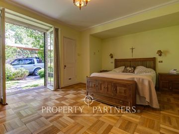 Hermosa casa en zona residencial con gran jardín formado y piscina