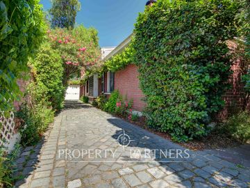 Hermosa casa en zona residencial con gran jardín formado y piscina