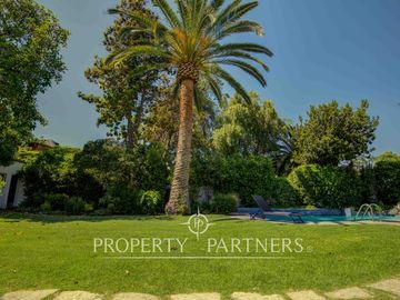 Hermosa casa en zona residencial con gran jardín formado y piscina