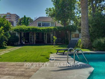 Hermosa casa en zona residencial con gran jardín formado y piscina