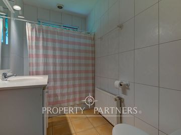 Hermosa casa en zona residencial con gran jardín formado y piscina