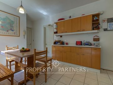 Hermosa casa en zona residencial con gran jardín formado y piscina