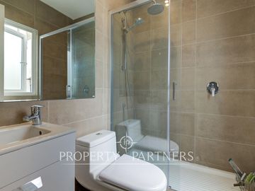 Hermosa casa en zona residencial con gran jardín formado y piscina