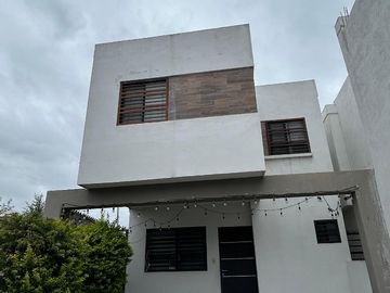 CASA EN VENTA EN ESTANCIAS VALLE DE PLATA APODACA