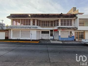 Edificio amplio en venta, 2 locales al frente y 2 niveles. Tapachula Chiapas