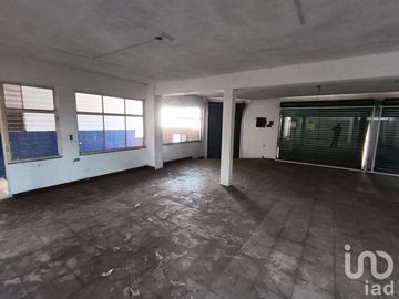 Edificio amplio en venta, 2 locales al frente y 2 niveles. Tapachula Chiapas