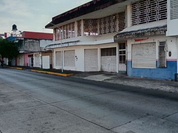 Edificio amplio en venta, 2 locales al frente y 2 niveles. Tapachula Chiapas